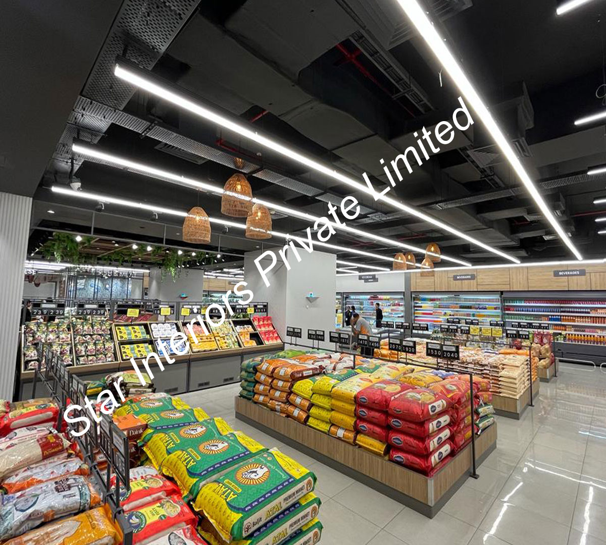 Center floor apparel racks