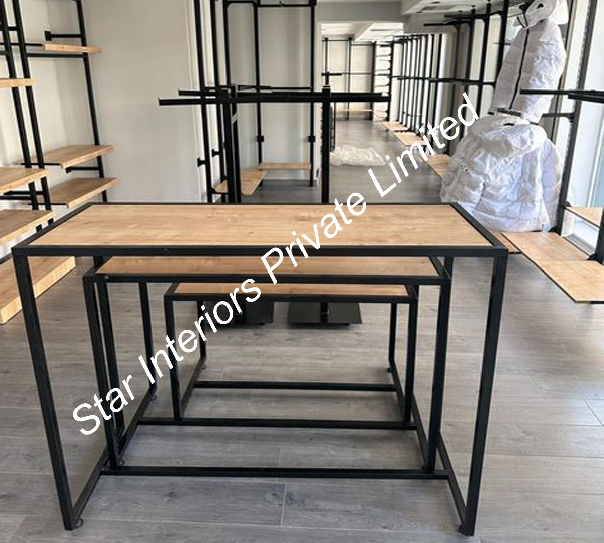 Center floor apparel racks